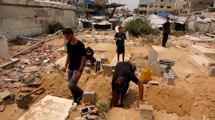 "إبادة الموتى": الاحتلال ينبش مئات القبور في غزة بذريعة البحث عن أسرى .