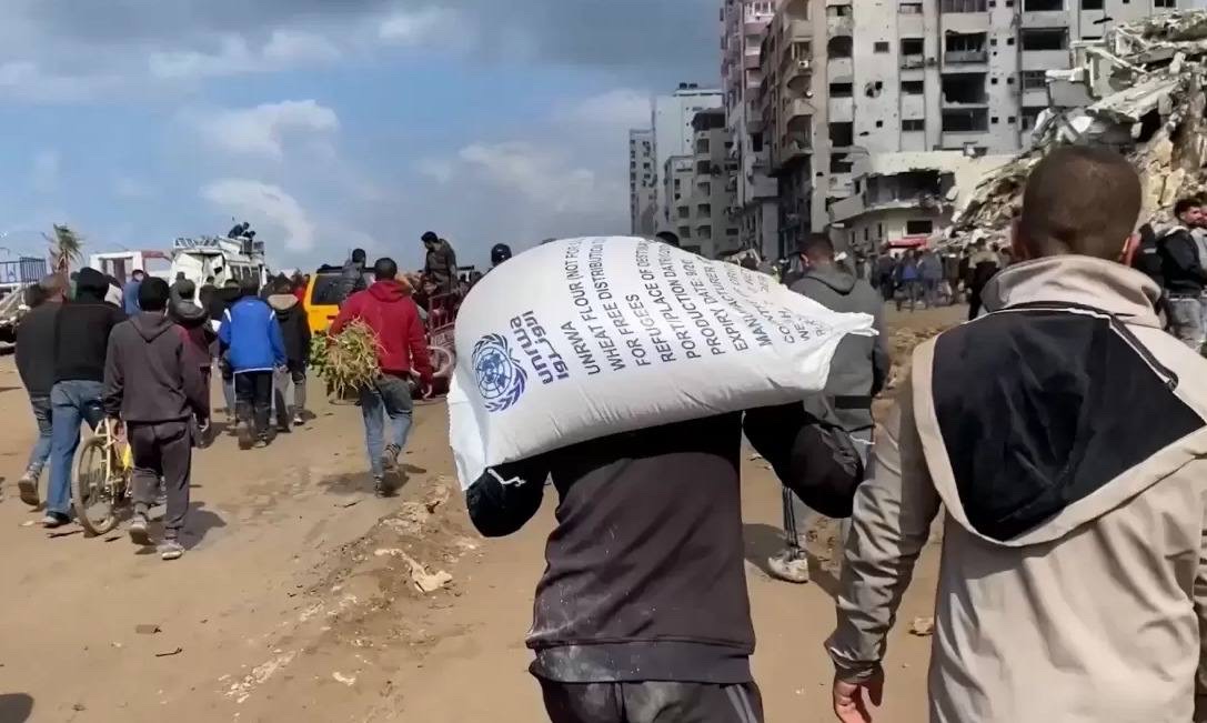 "تحقيق استقصائي: الاحتلال يعيد تشكيل خريطة العمل الإنساني في غزة"